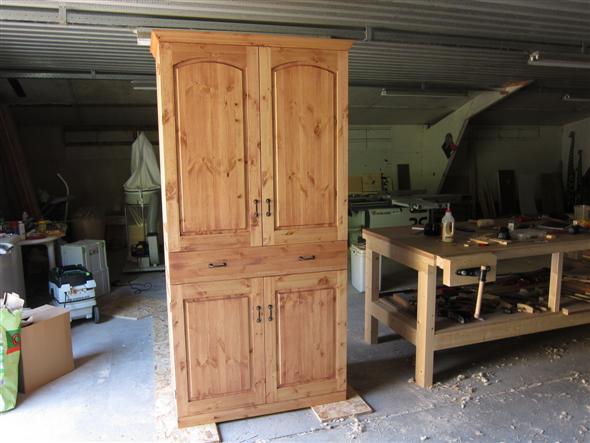 Klassieke kast: landelijke woonkamer met teakhouten meubelen ...