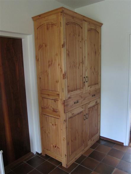 Klassieke kast: landelijke woonkamer met teakhouten meubelen ...
